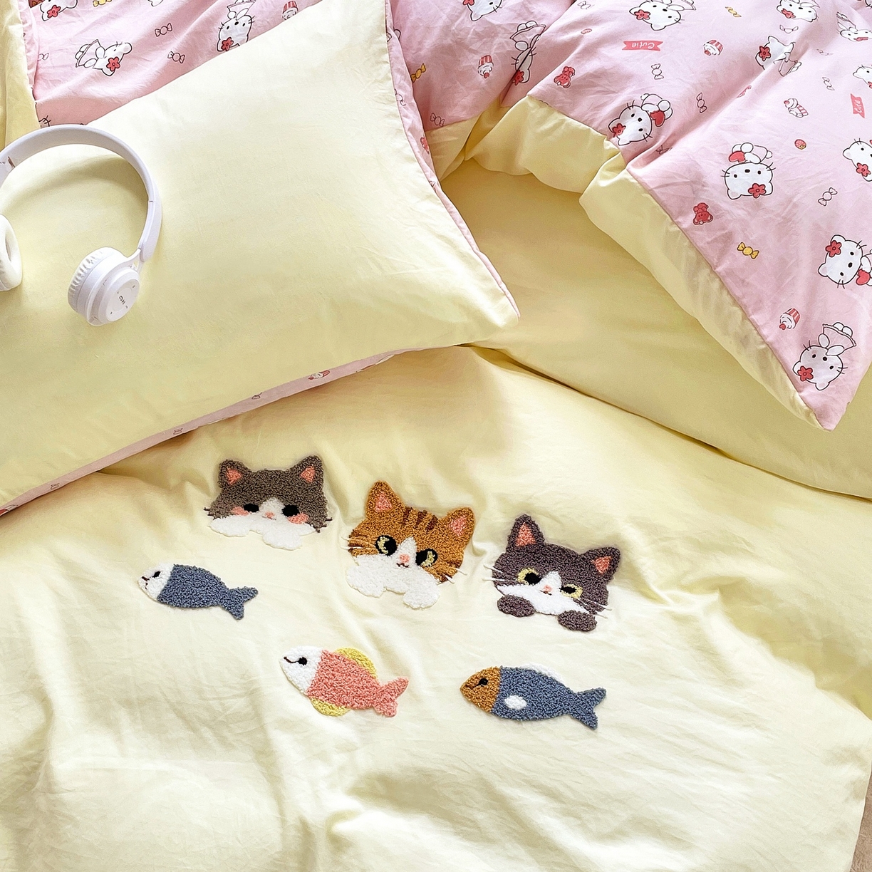 91家纺网 家纺一手货源 找家纺 三叁三 2025新款亲肤云柔水洗棉卡通毛巾绣四件套 喵喵鱼-浅黄