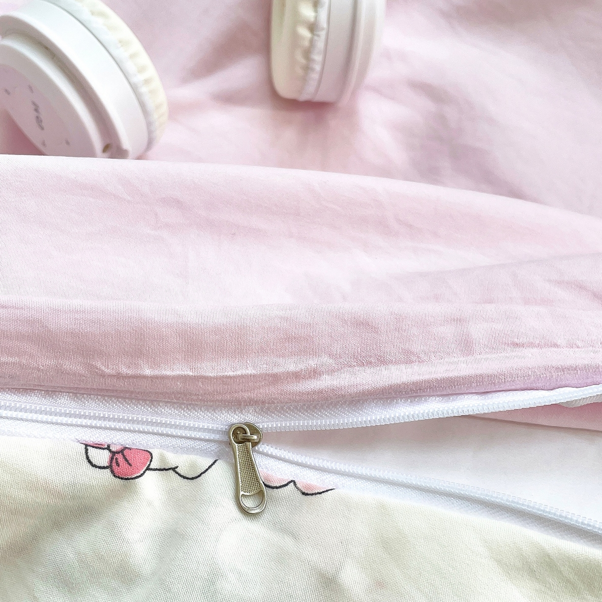 91家纺网 家纺一手货源 找家纺 三叁三 2025新款亲肤云柔水洗棉卡通毛巾绣四件套 喵喵鱼-粉