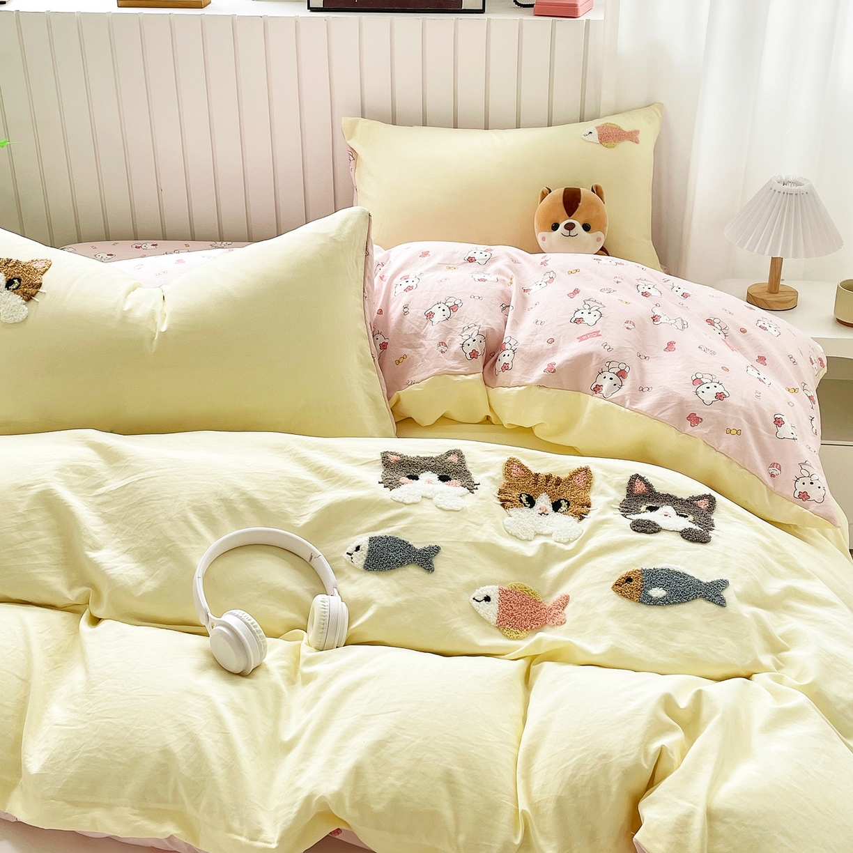 91家纺网 家纺一手货源 找家纺 三叁三 2025新款亲肤云柔水洗棉卡通毛巾绣四件套 喵喵鱼-浅黄