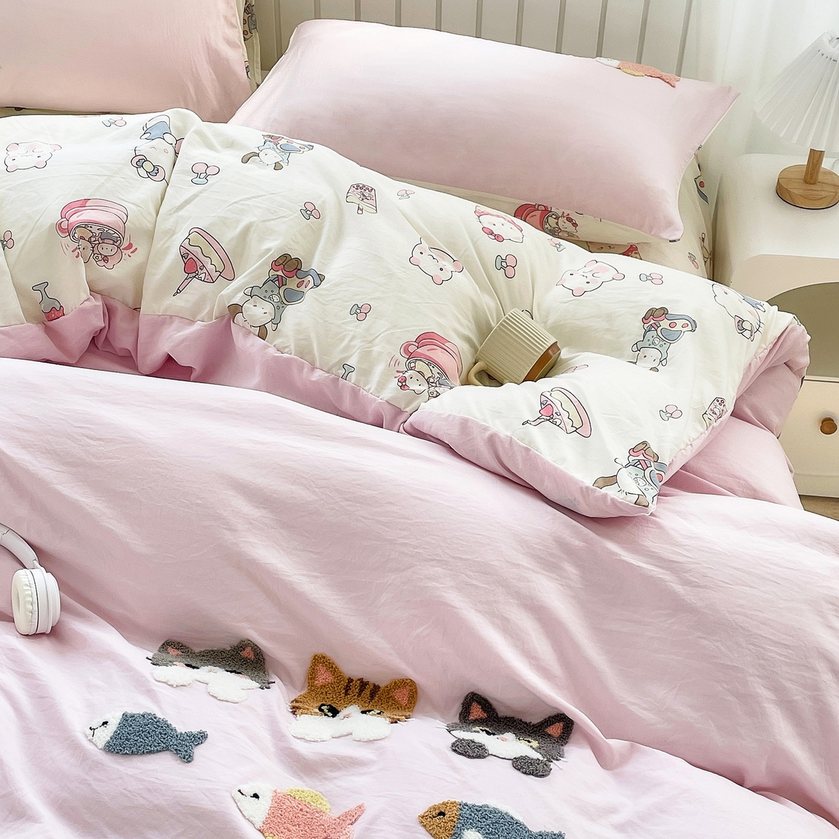 91家纺网 家纺一手货源 找家纺 三叁三 2025新款亲肤云柔水洗棉卡通毛巾绣四件套 喵喵鱼-粉