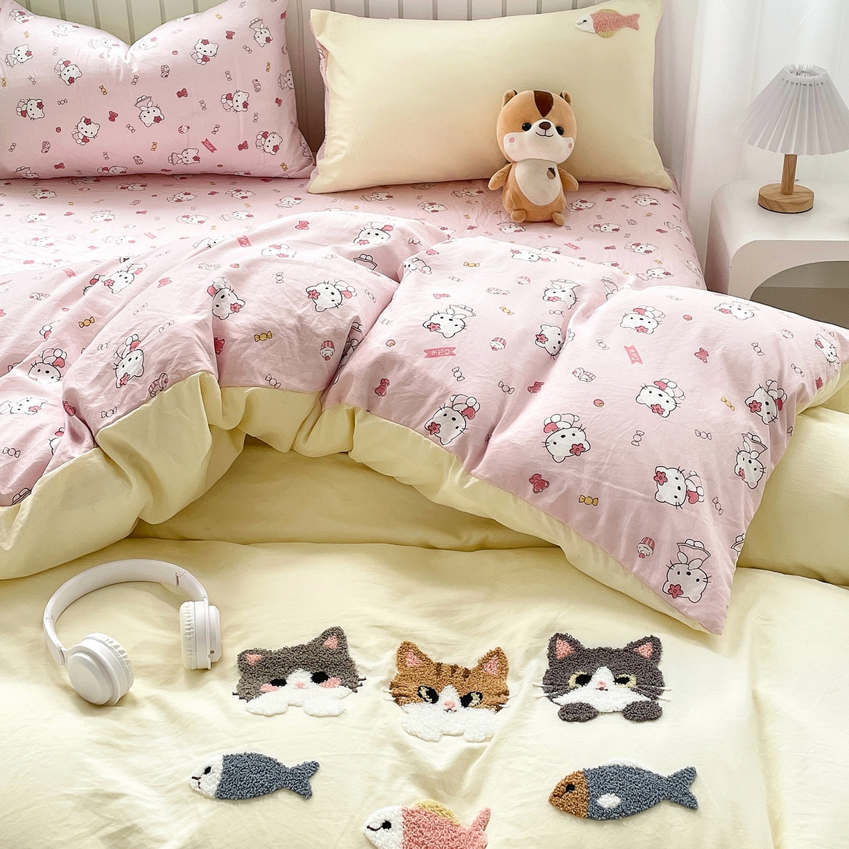 91家纺网 家纺一手货源 找家纺 三叁三 2025新款亲肤云柔水洗棉卡通毛巾绣四件套 喵喵鱼-浅黄