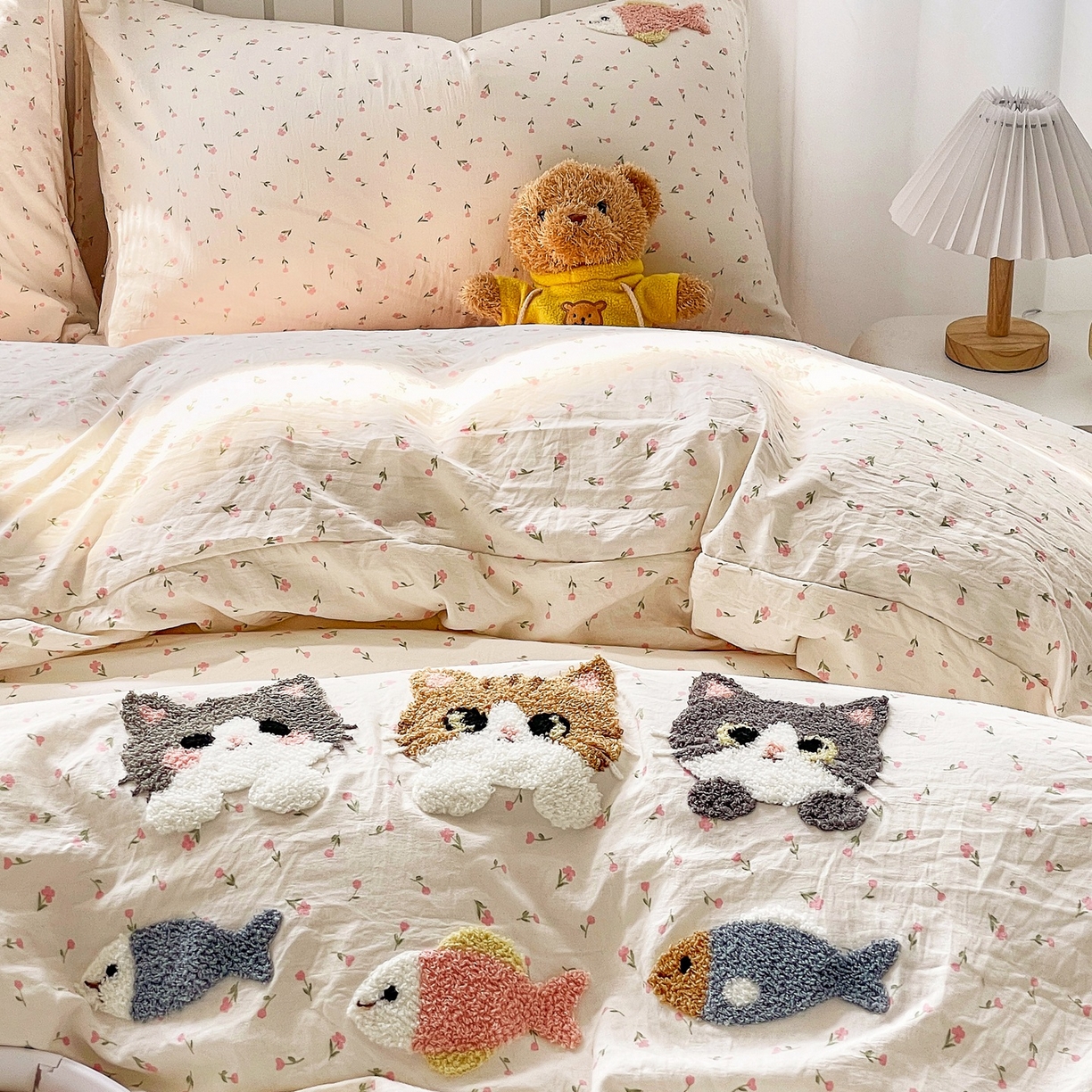 91家纺网 家纺一手货源 找家纺 三叁三 2025新款亲肤云柔水洗棉卡通毛巾绣四件套 喵喵鱼-杏色