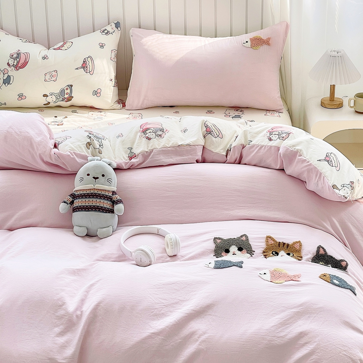 91家纺网 家纺一手货源 找家纺 三叁三 2025新款亲肤云柔水洗棉卡通毛巾绣四件套 喵喵鱼-粉