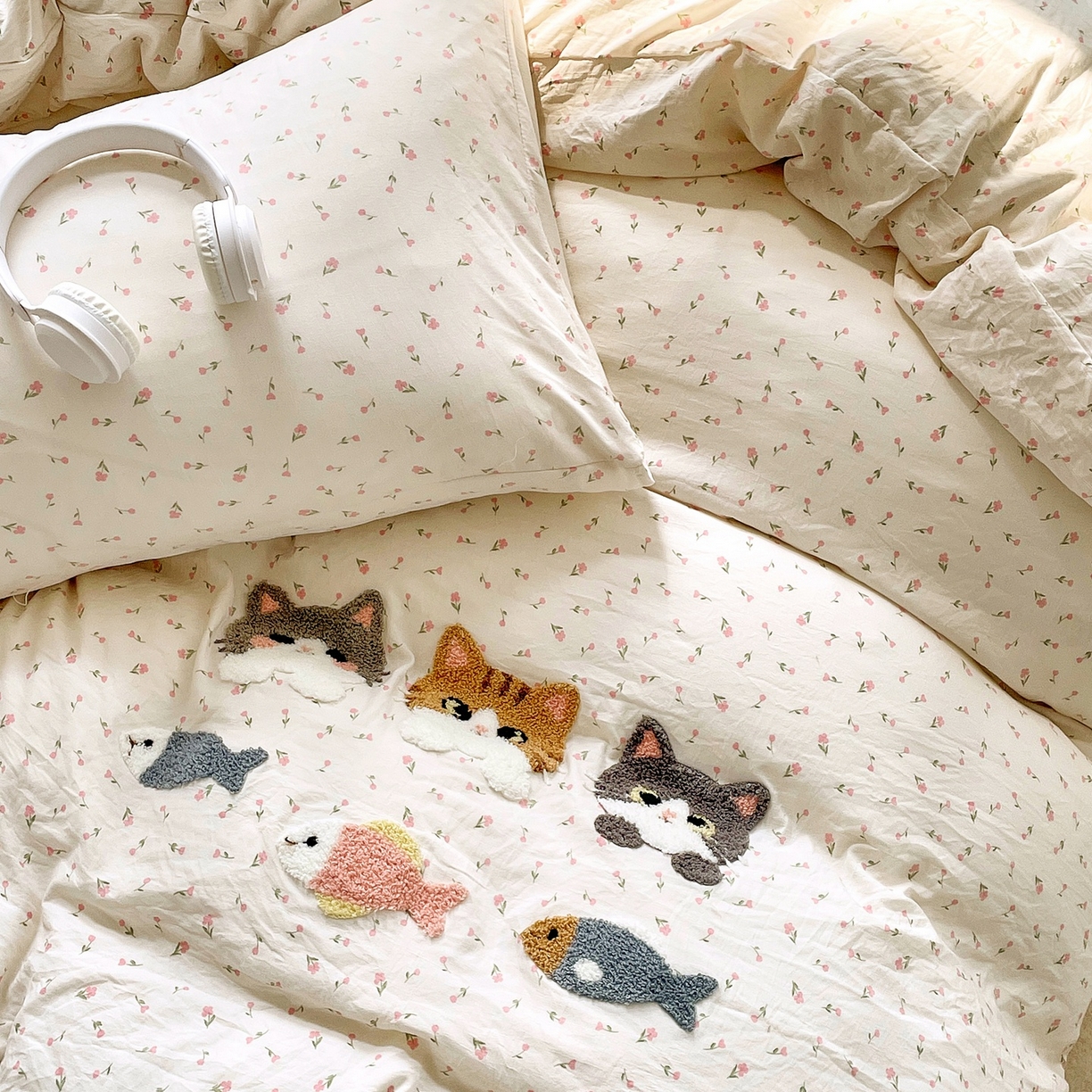 91家纺网 家纺一手货源 找家纺 三叁三 2025新款亲肤云柔水洗棉卡通毛巾绣四件套 喵喵鱼-杏色