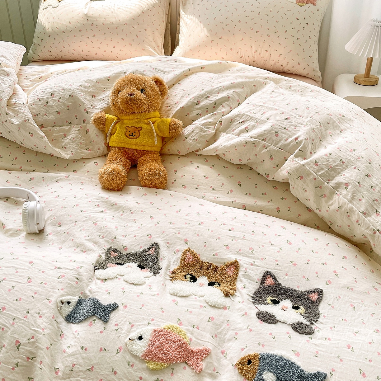 91家纺网 家纺一手货源 找家纺 三叁三 2025新款亲肤云柔水洗棉卡通毛巾绣四件套 喵喵鱼-杏色