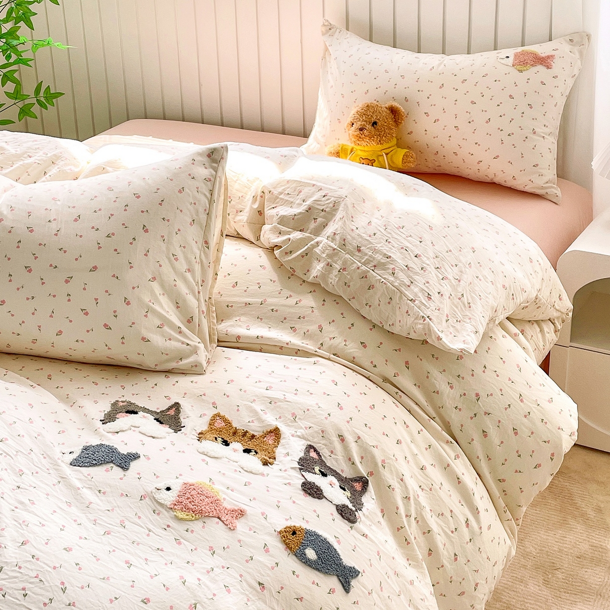 91家纺网 家纺一手货源 找家纺 三叁三 2025新款亲肤云柔水洗棉卡通毛巾绣四件套 喵喵鱼-杏色