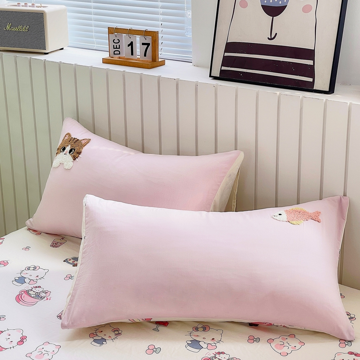 91家纺网 家纺一手货源 找家纺 三叁三 2025新款亲肤云柔水洗棉卡通毛巾绣四件套 喵喵鱼-粉