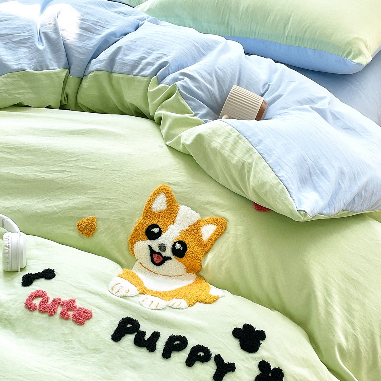 91家纺网 家纺一手货源 找家纺 三叁三 2025新款亲肤云柔水洗棉卡通毛巾绣四件套 可爱狗-绿