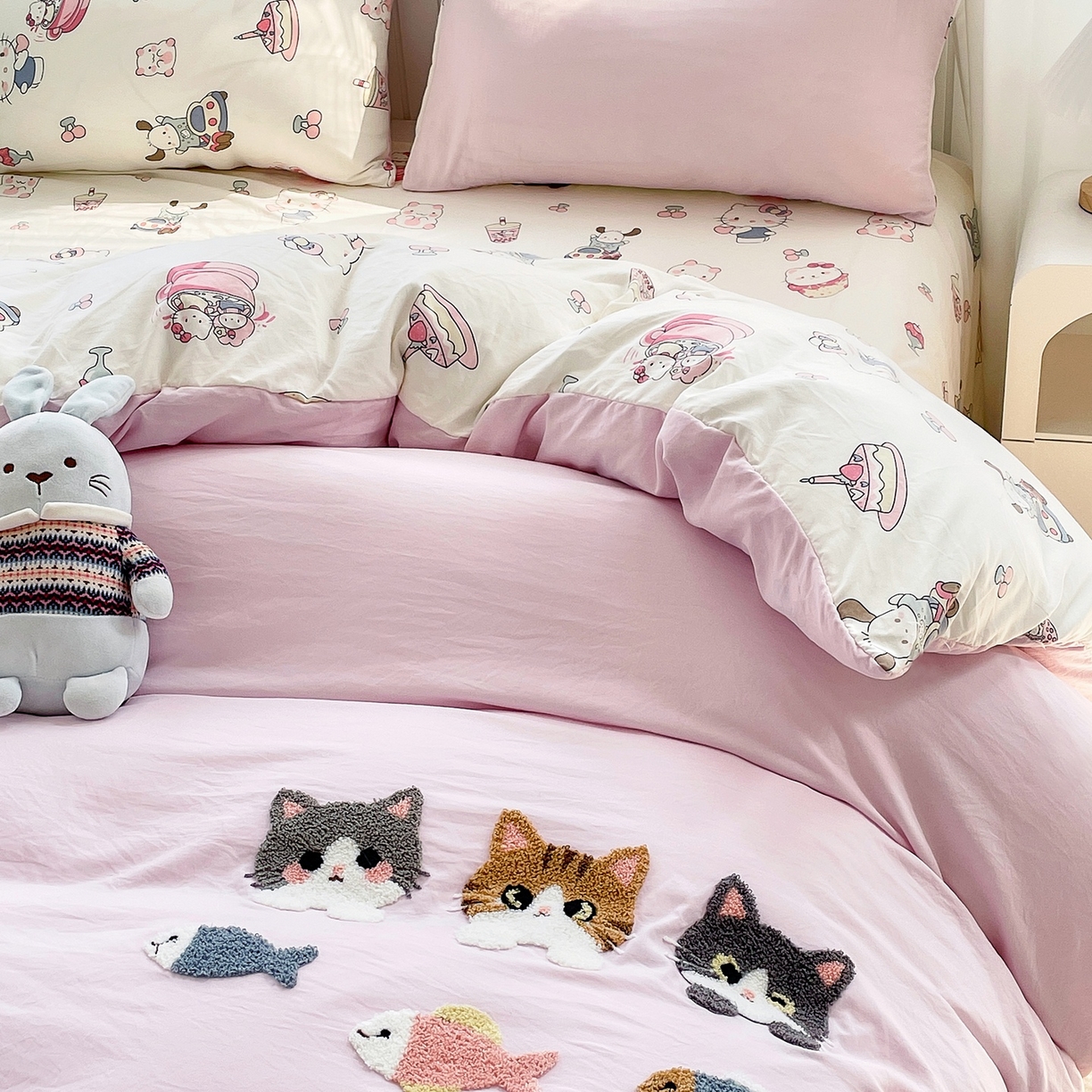 91家纺网 家纺一手货源 找家纺 三叁三 2025新款亲肤云柔水洗棉卡通毛巾绣四件套 喵喵鱼-粉