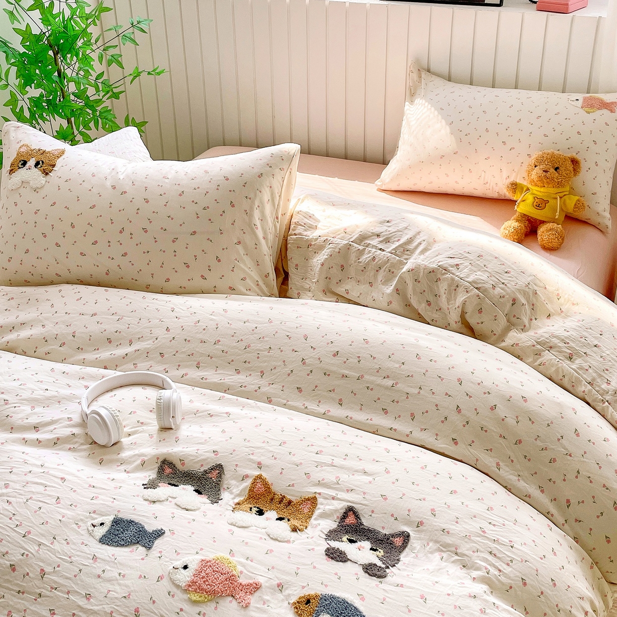 91家纺网 家纺一手货源 找家纺 三叁三 2025新款亲肤云柔水洗棉卡通毛巾绣四件套 喵喵鱼-杏色