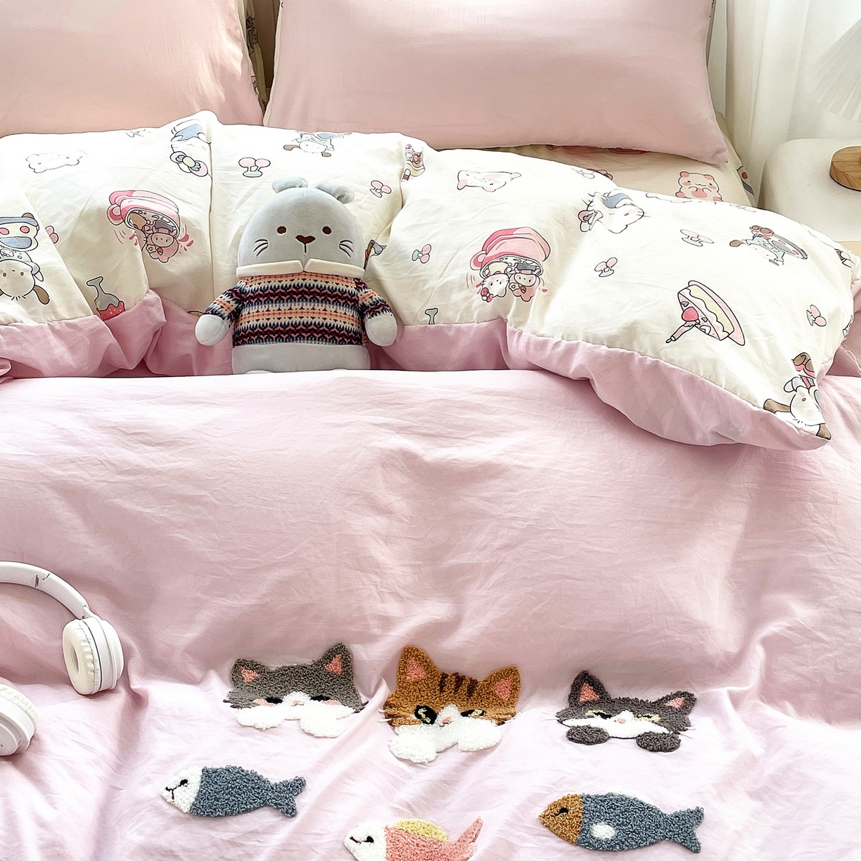 91家纺网 家纺一手货源 找家纺 三叁三 2025新款亲肤云柔水洗棉卡通毛巾绣四件套 喵喵鱼-粉