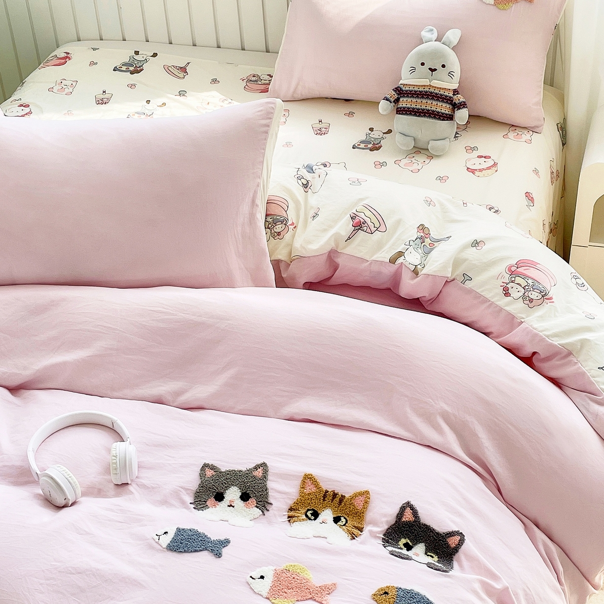 91家纺网 家纺一手货源 找家纺 三叁三 2025新款亲肤云柔水洗棉卡通毛巾绣四件套 喵喵鱼-粉