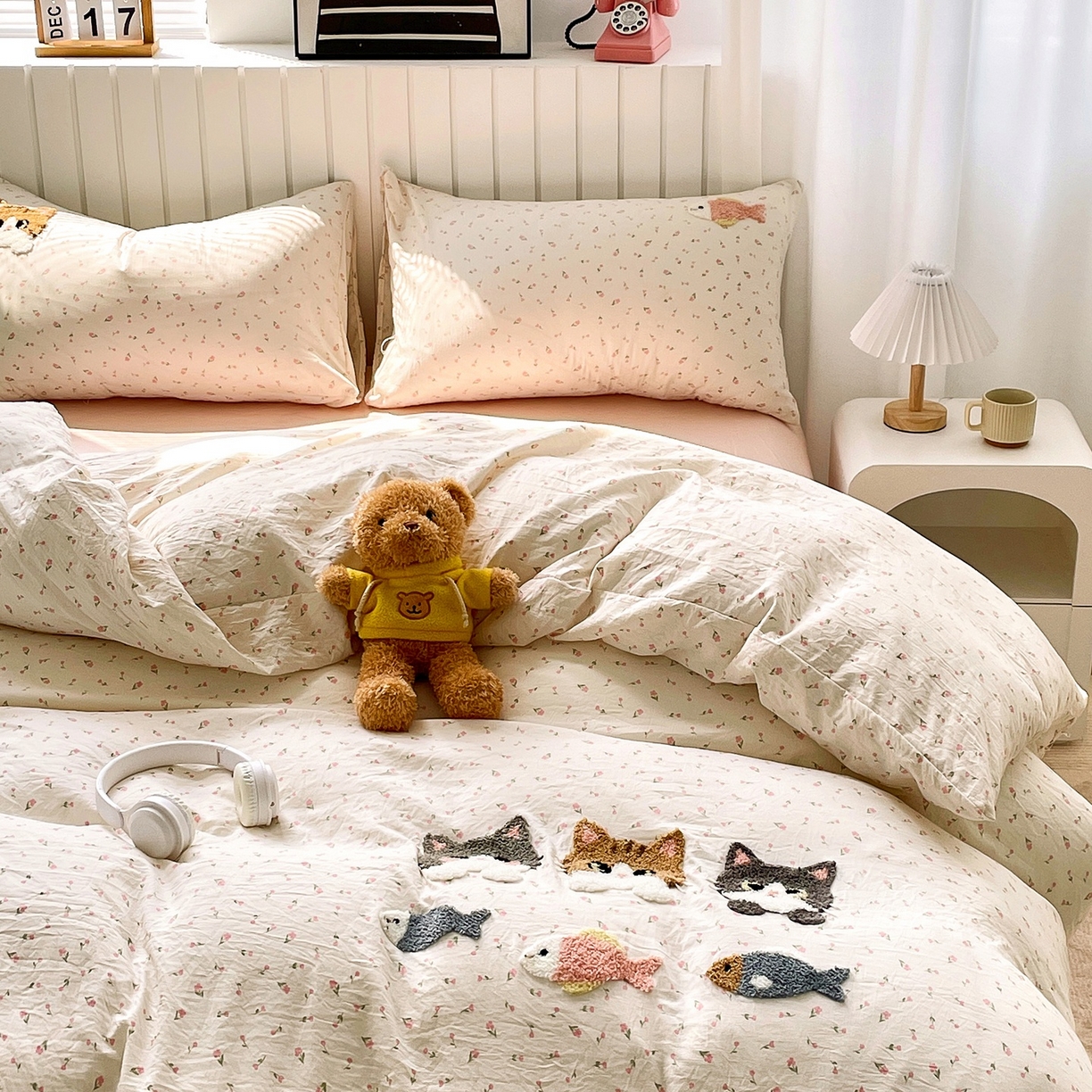 91家纺网 家纺一手货源 找家纺 三叁三 2025新款亲肤云柔水洗棉卡通毛巾绣四件套 喵喵鱼-杏色