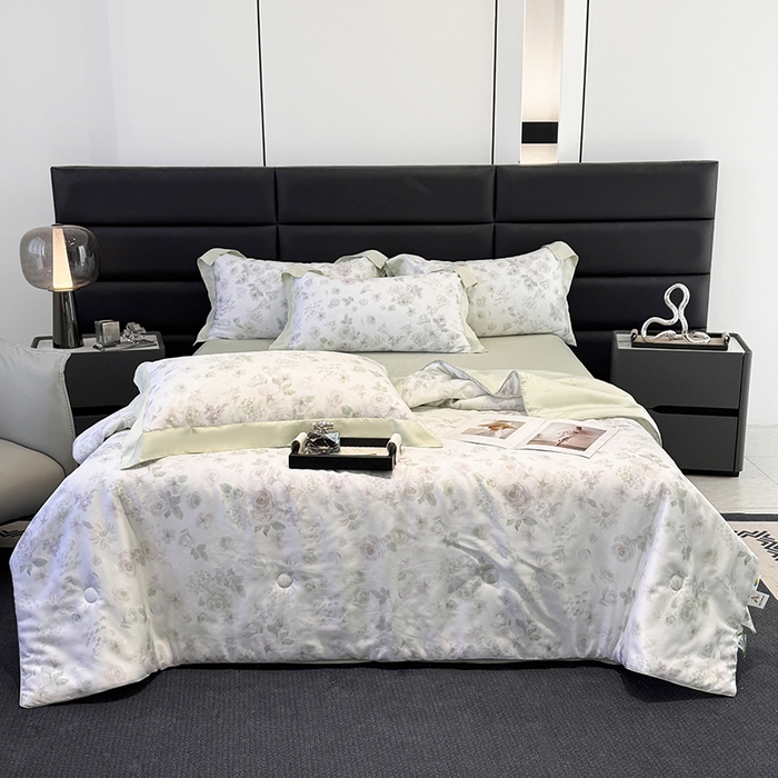 91家纺网 家纺一手货源 找家纺 梵克保罗 2025春夏新款莱赛尔天丝夏被嵌绳款数码印花单夏被夏被四件套单床笠单床单款 念池花