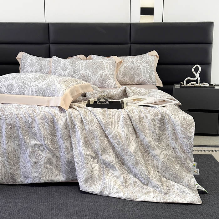 91家纺网 家纺一手货源 找家纺 梵克保罗 2025春夏新款莱赛尔天丝夏被嵌绳款数码印花单夏被夏被四件套单床笠单床单款 风止弦