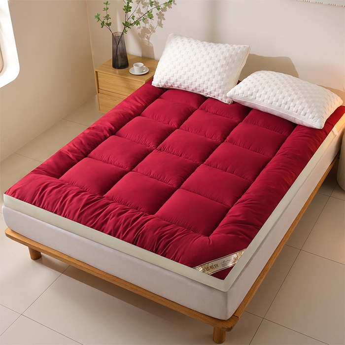 91家纺网 家纺一手货源 找家纺 预言家纺 2025新款黄边立体床垫床褥系列 黄边酒红