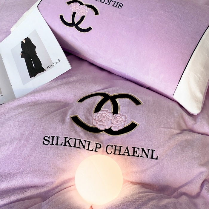 91家纺网 家纺一手货源 找家纺 绒世界 2025秋冬小香风香奈系列牛奶绒四件套 薰衣紫