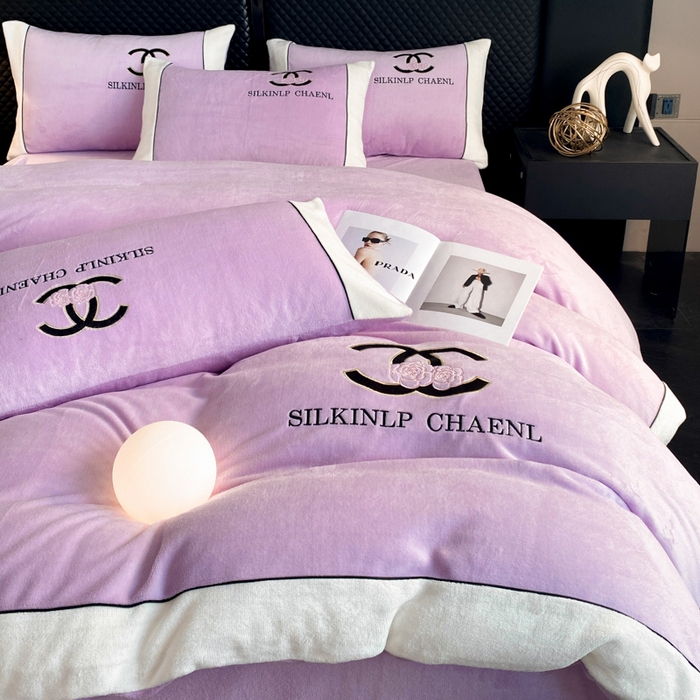 91家纺网 家纺一手货源 找家纺 绒世界 2025秋冬小香风香奈系列牛奶绒四件套 薰衣紫