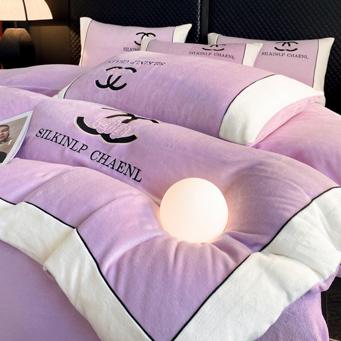 91家纺网 家纺一手货源 找家纺 绒世界 2025秋冬小香风香奈系列牛奶绒四件套 薰衣紫