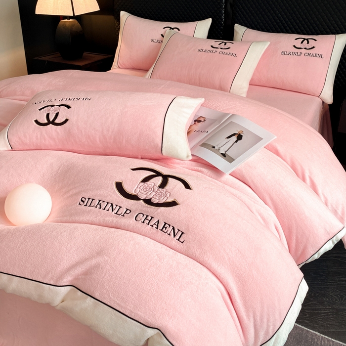 91家纺网 家纺一手货源 找家纺 绒世界 2025秋冬小香风香奈系列牛奶绒四件套 樱花粉