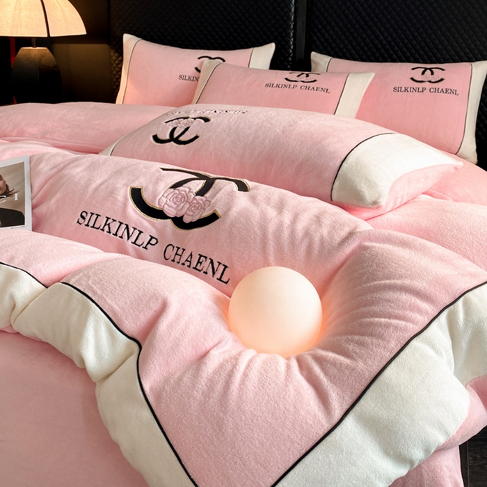 91家纺网 家纺一手货源 找家纺 绒世界 2025秋冬小香风香奈系列牛奶绒四件套 樱花粉