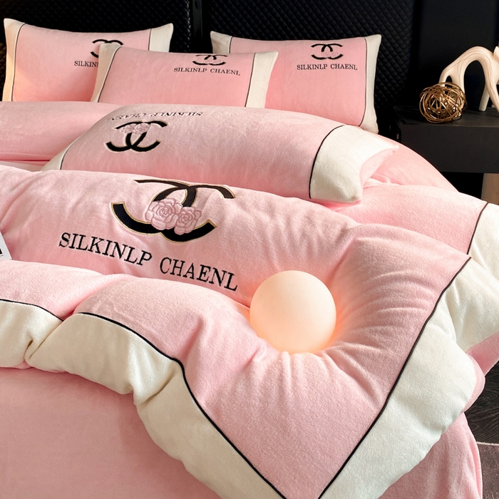 91家纺网 家纺一手货源 找家纺 绒世界 2025秋冬小香风香奈系列牛奶绒四件套 樱花粉