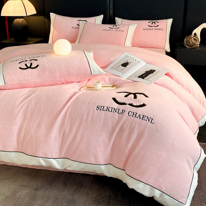 91家纺网 家纺一手货源 找家纺 绒世界 2025秋冬小香风香奈系列牛奶绒四件套 樱花粉