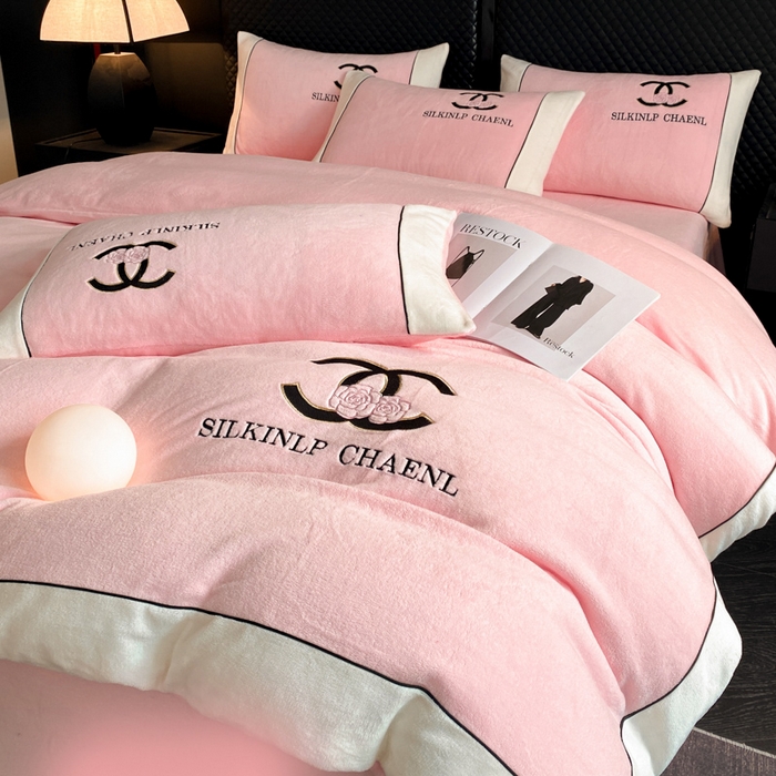 91家纺网 家纺一手货源 找家纺 绒世界 2025秋冬小香风香奈系列牛奶绒四件套 樱花粉