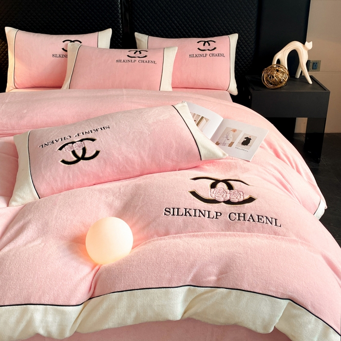 91家纺网 家纺一手货源 找家纺 绒世界 2025秋冬小香风香奈系列牛奶绒四件套 樱花粉