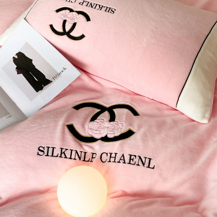 91家纺网 家纺一手货源 找家纺 绒世界 2025秋冬小香风香奈系列牛奶绒四件套 樱花粉