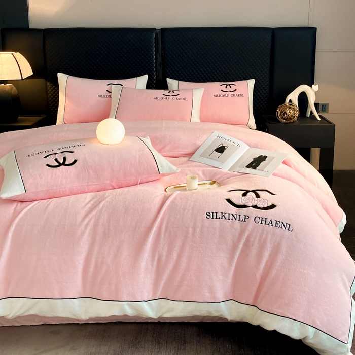 91家纺网 家纺一手货源 找家纺 绒世界 2025秋冬小香风香奈系列牛奶绒四件套 樱花粉