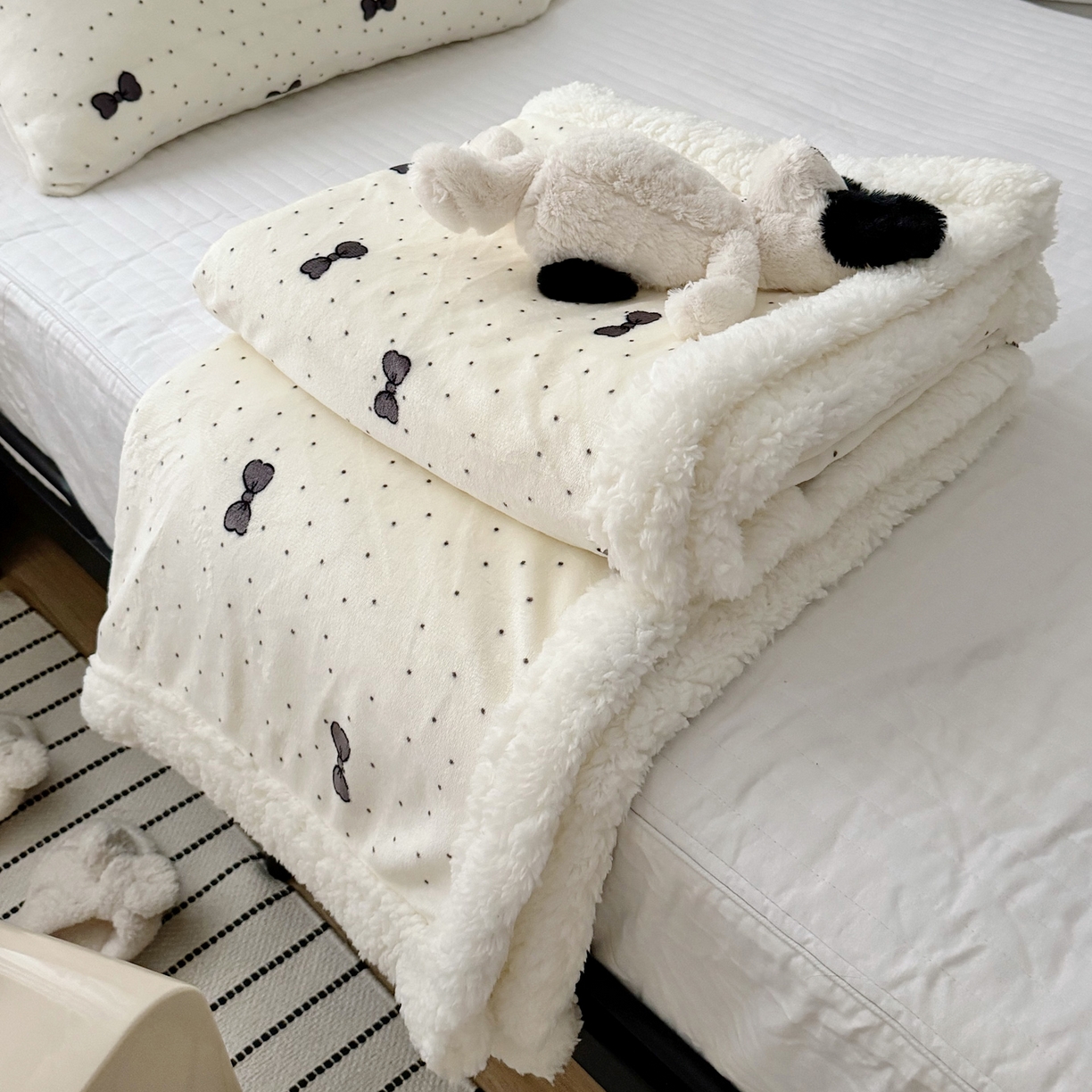 航途席业 2025新款200g牛奶绒羊羔绒毛毯 波点蝴蝶结