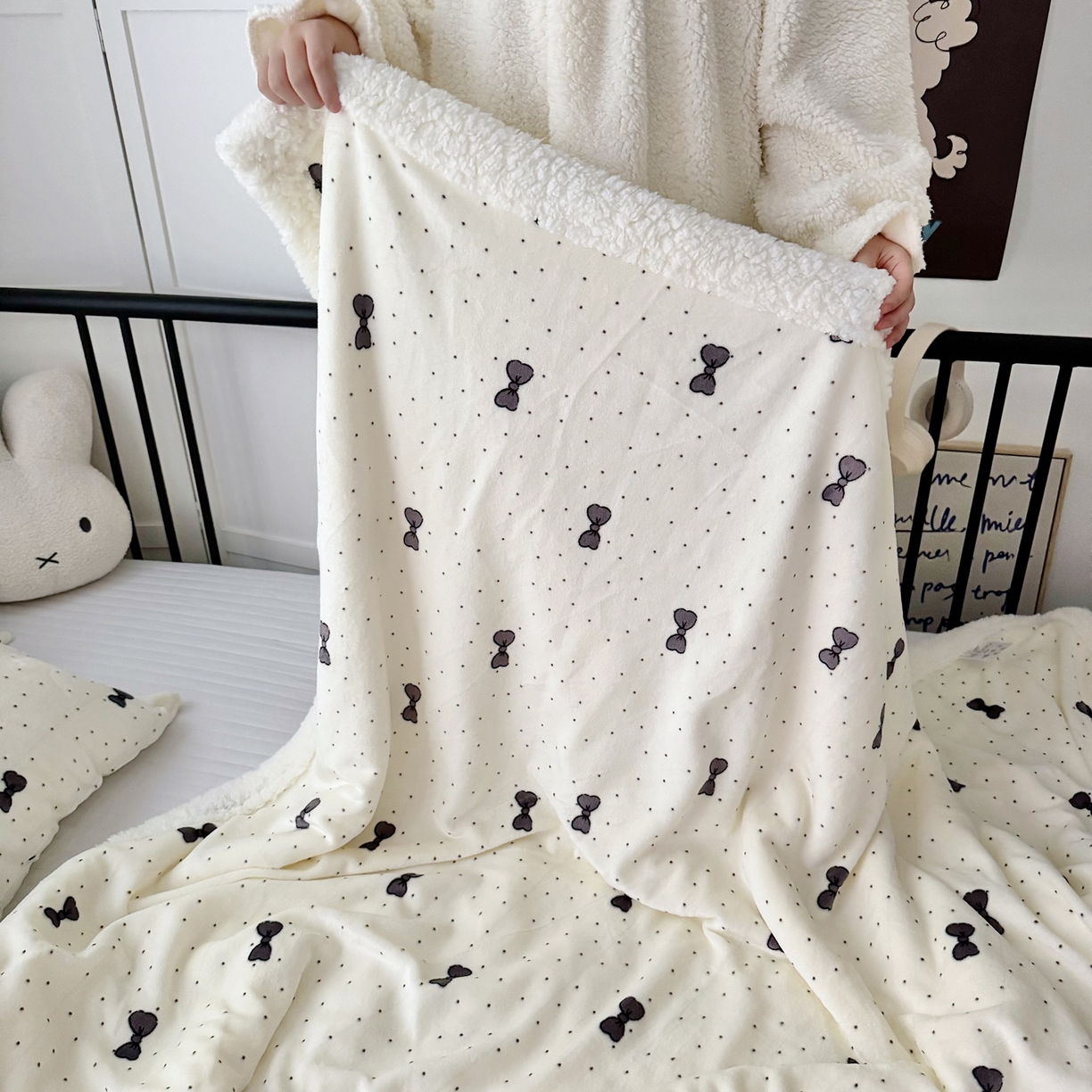 91家纺网 家纺一手货源 找家纺 航途席业 2025新款200g牛奶绒羊羔绒毛毯 波点蝴蝶结