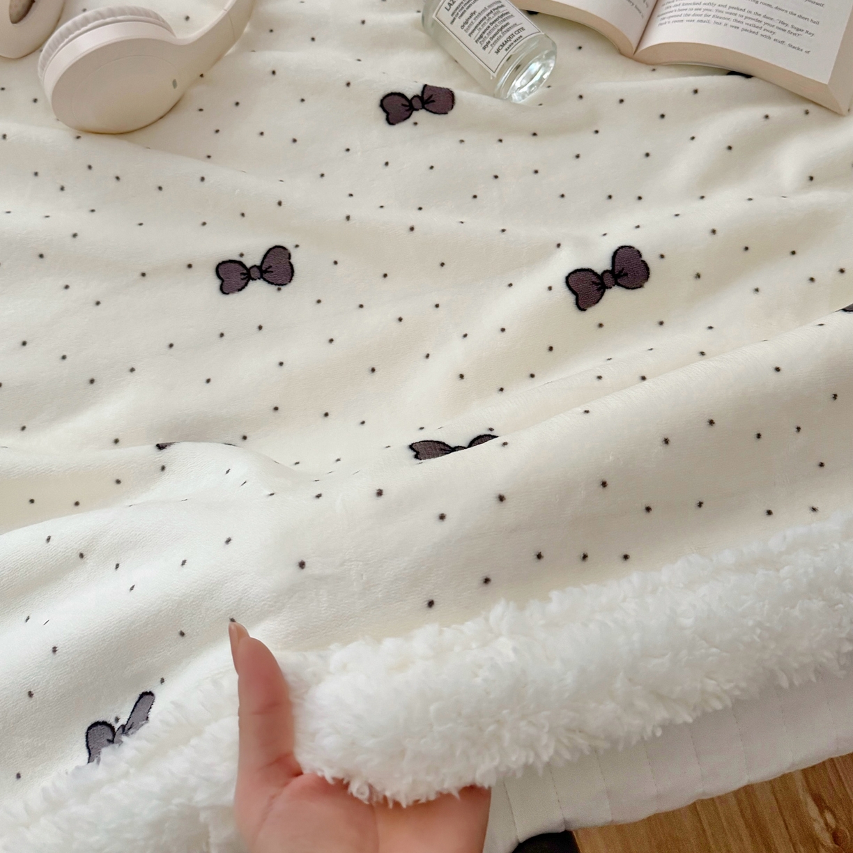 91家纺网 家纺一手货源 找家纺 航途席业 2025新款200g牛奶绒羊羔绒毛毯 波点蝴蝶结