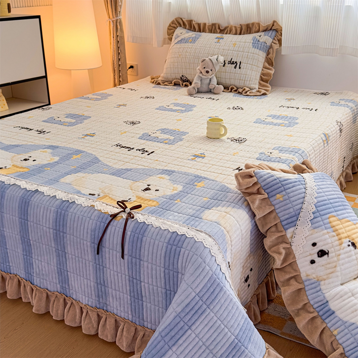 91家纺网 家纺一手货源 找家纺 （总）恒爱家纺 2025新款牛奶绒夹棉花边床盖系列三件套