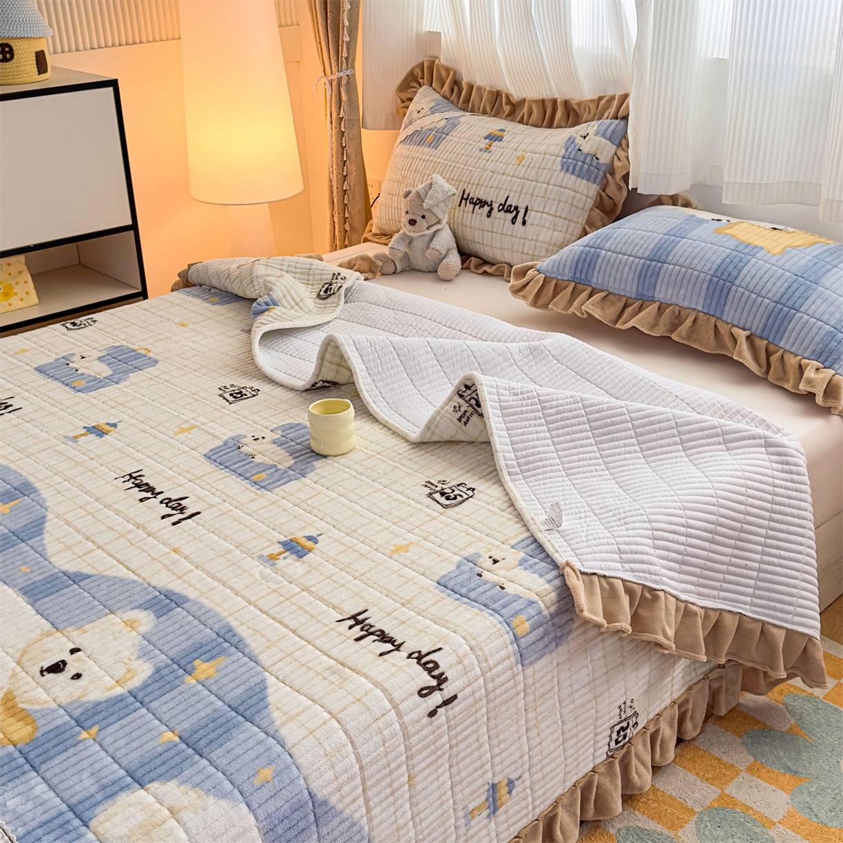 91家纺网 家纺一手货源 找家纺 （总）恒爱家纺 2025新款牛奶绒夹棉花边床盖系列三件套