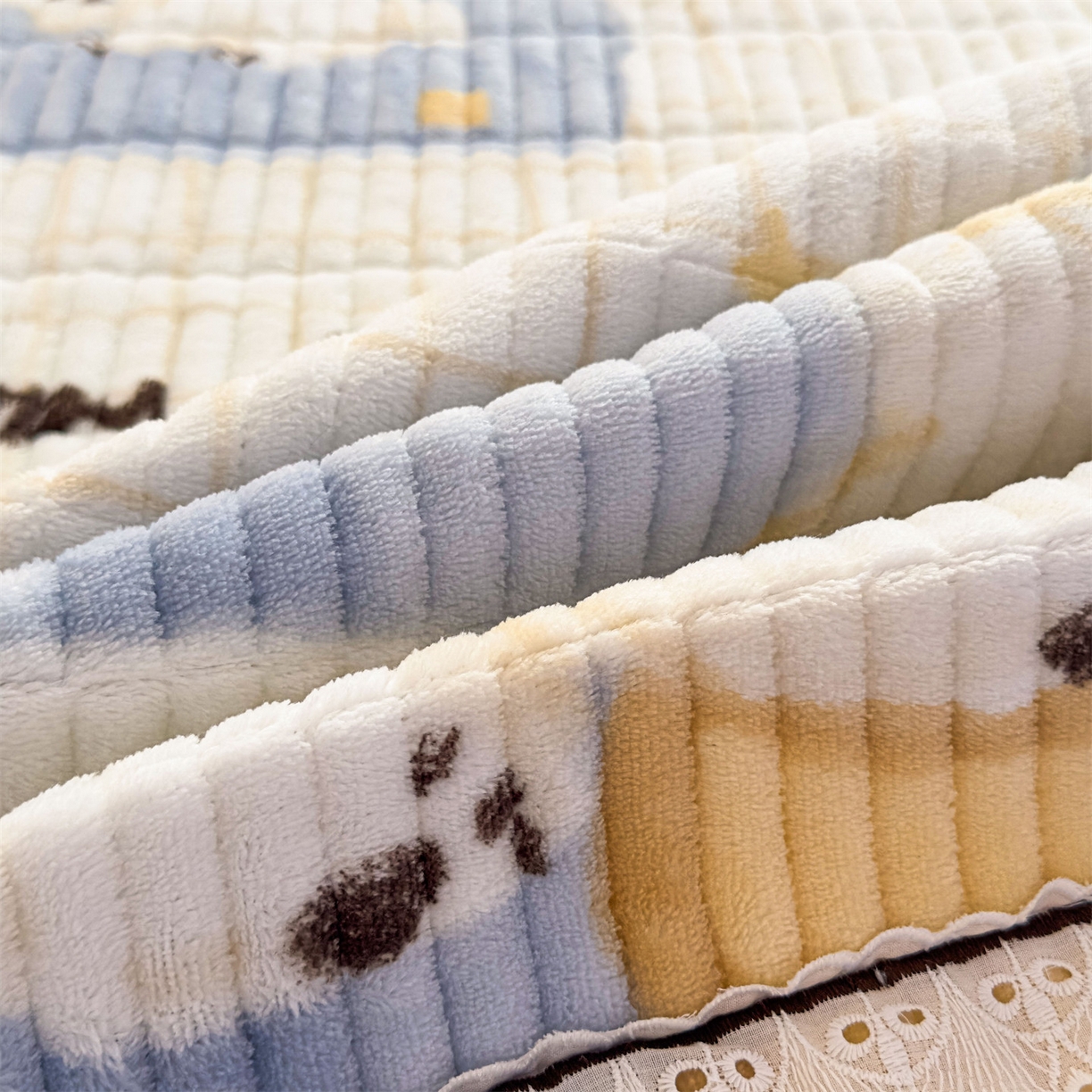 91家纺网 家纺一手货源 找家纺 （总）恒爱家纺 2025新款牛奶绒夹棉花边床盖系列三件套