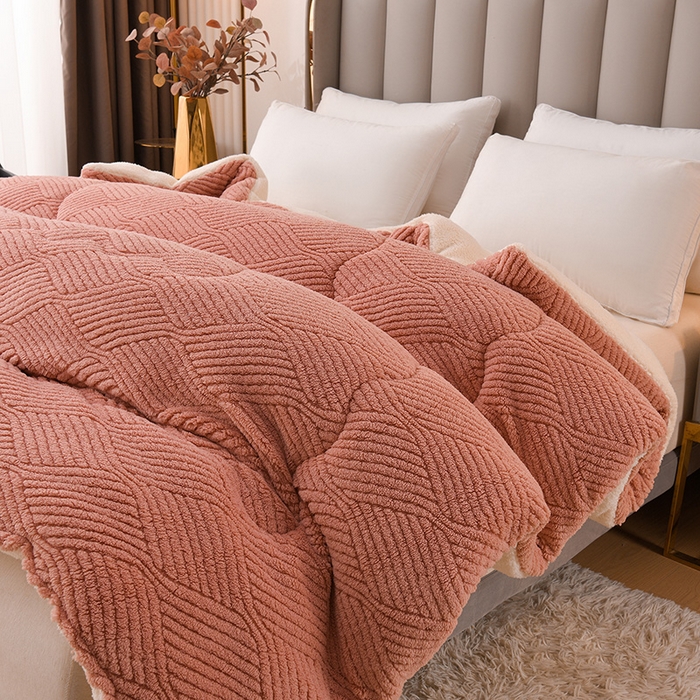 91家纺网 家纺一手货源 找家纺 预言家纺 2025新款提花双面绒冬被系列 双面绒豆沙