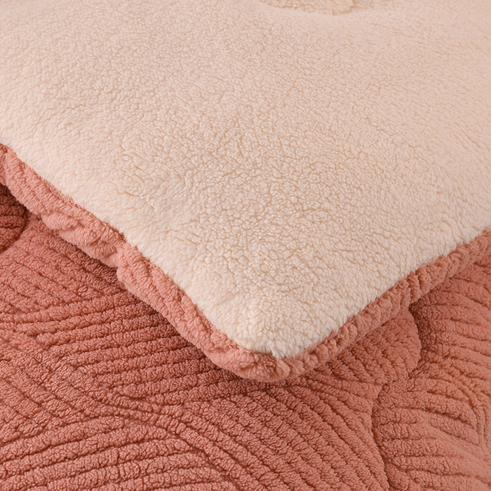 91家纺网 家纺一手货源 找家纺 预言家纺 2025新款提花双面绒冬被系列 双面绒豆沙