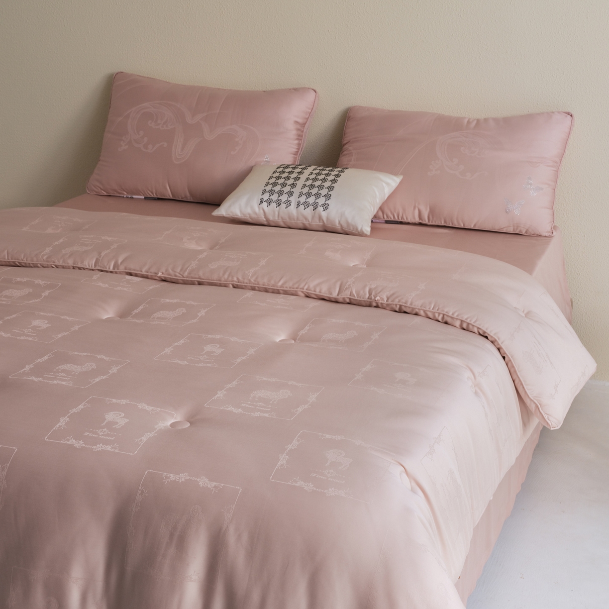 91家纺网 家纺一手货源 找家纺 桂雅居 2025新款金糯羊-凯斯米尔羊毛蚕丝提花被被子被芯 雾绒粉