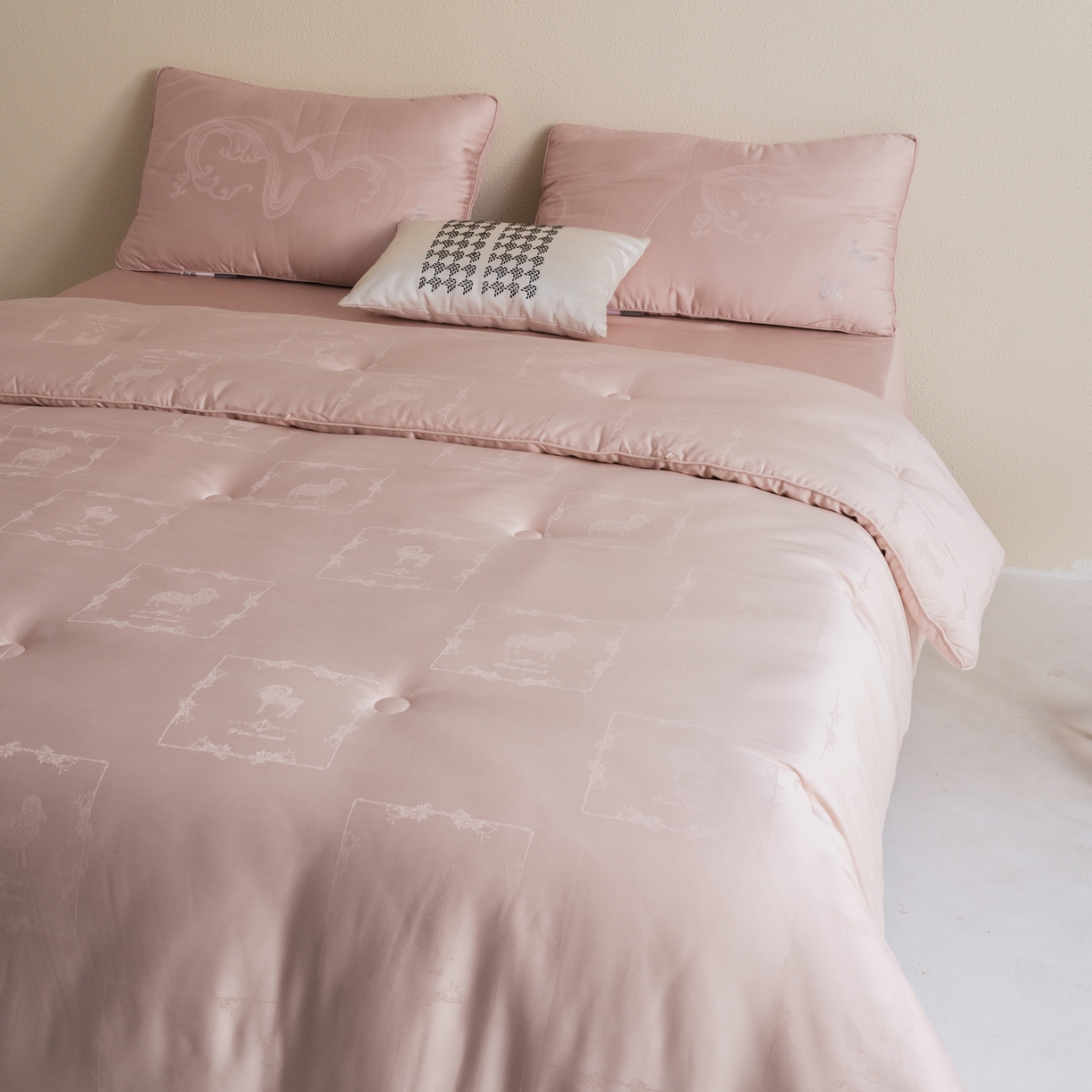 91家纺网 家纺一手货源 找家纺 桂雅居 2025新款金糯羊-凯斯米尔羊毛蚕丝提花被被子被芯 雾绒粉