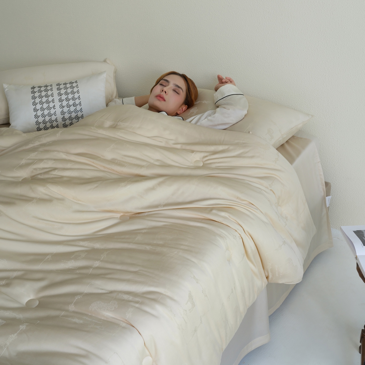 91家纺网 家纺一手货源 找家纺 桂雅居 2025新款金糯羊-凯斯米尔羊毛蚕丝提花被被子被芯 浅金色