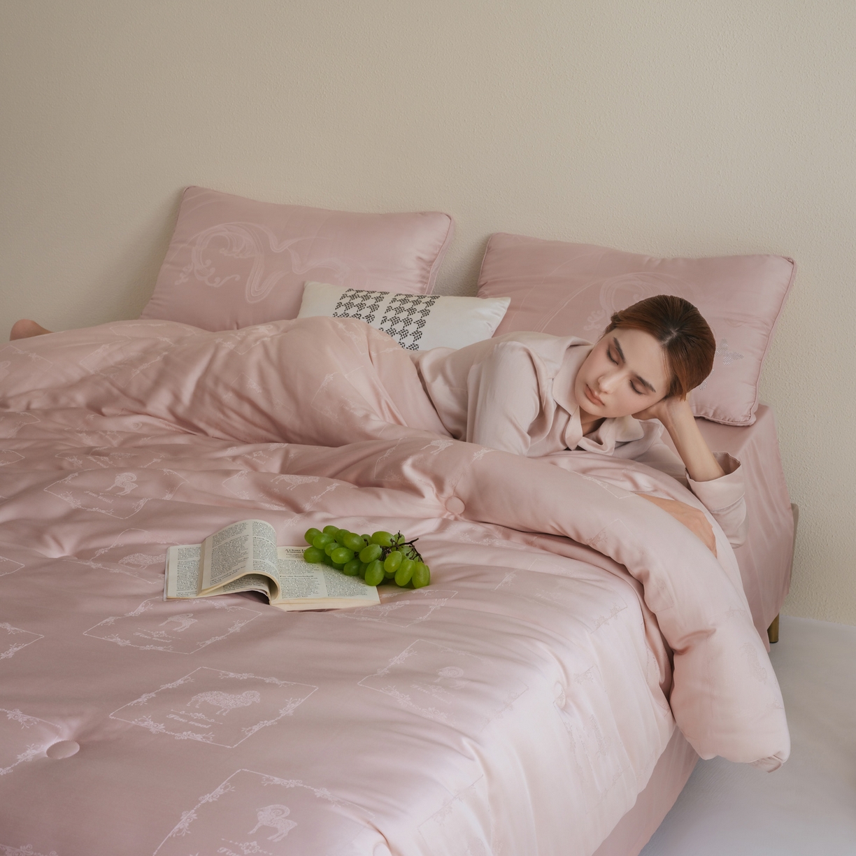 91家纺网 家纺一手货源 找家纺 桂雅居 2025新款金糯羊-凯斯米尔羊毛蚕丝提花被被子被芯 雾绒粉