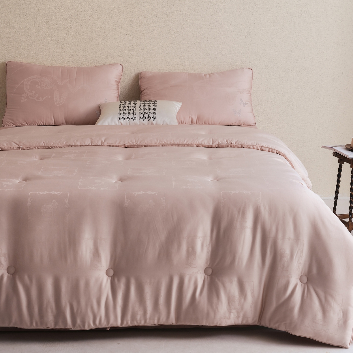 91家纺网 家纺一手货源 找家纺 桂雅居 2025新款金糯羊-凯斯米尔羊毛蚕丝提花被被子被芯 雾绒粉