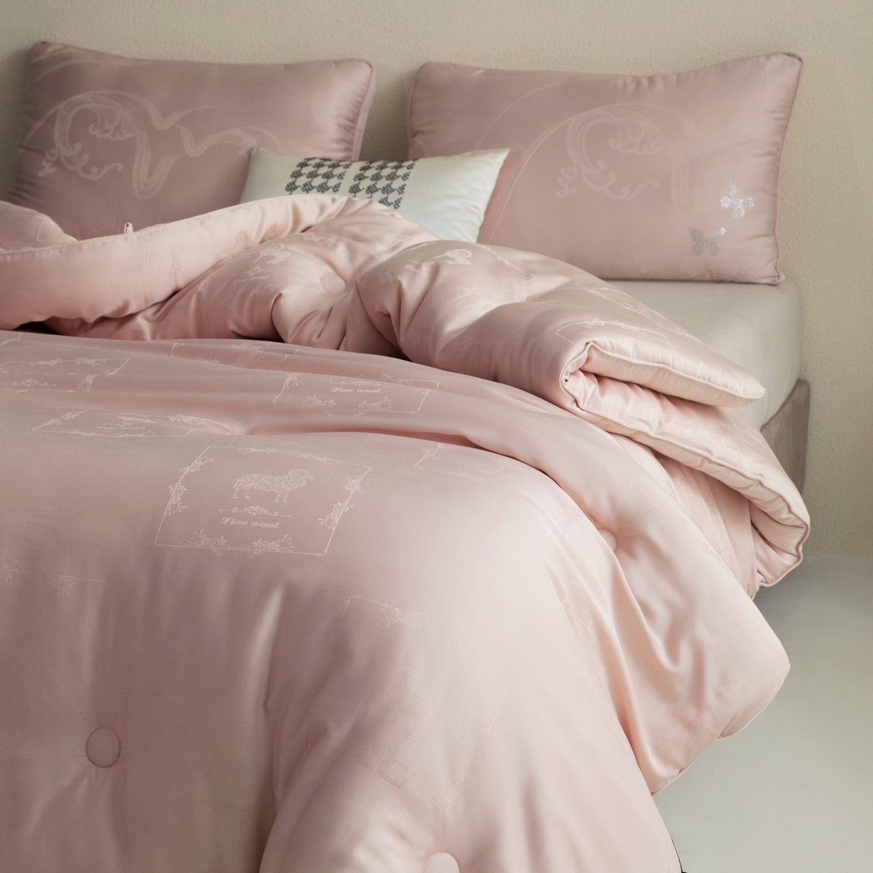 91家纺网 家纺一手货源 找家纺 桂雅居 2025新款金糯羊-凯斯米尔羊毛蚕丝提花被被子被芯 雾绒粉