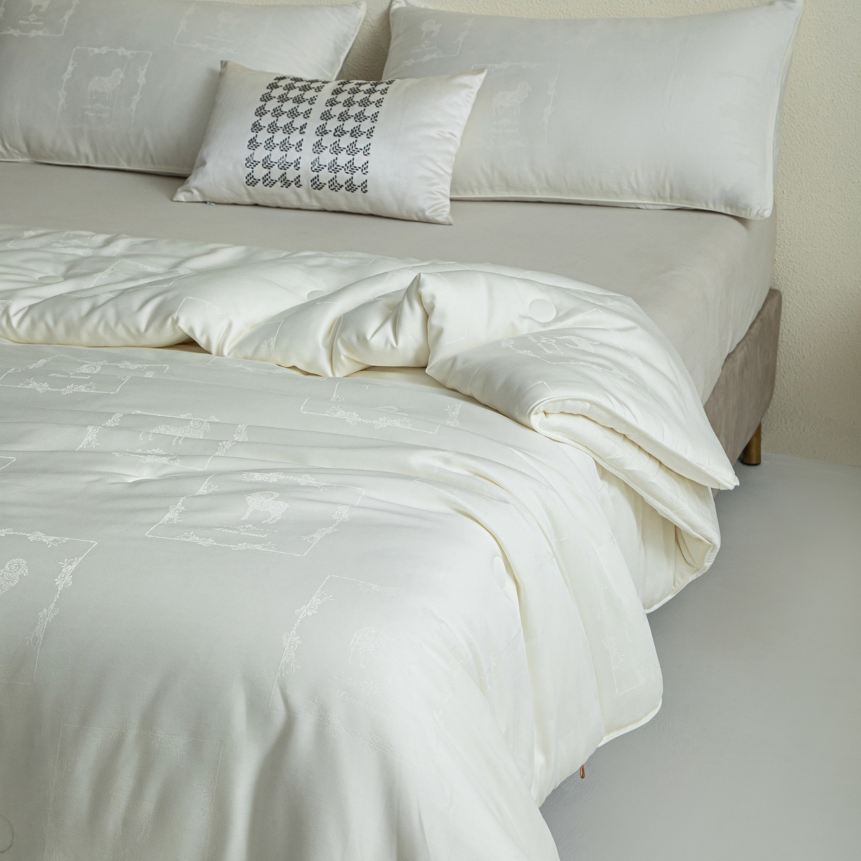 91家纺网 家纺一手货源 找家纺 桂雅居 2025新款金糯羊-凯斯米尔羊毛蚕丝提花被被子被芯 浅米白