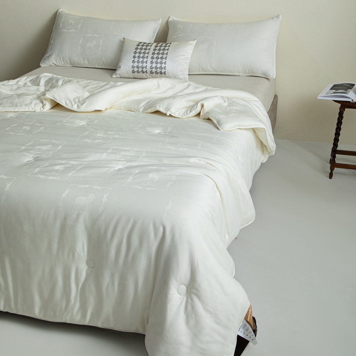 91家纺网 家纺一手货源 找家纺 桂雅居 2025新款金糯羊-凯斯米尔羊毛蚕丝提花被被子被芯 浅米白