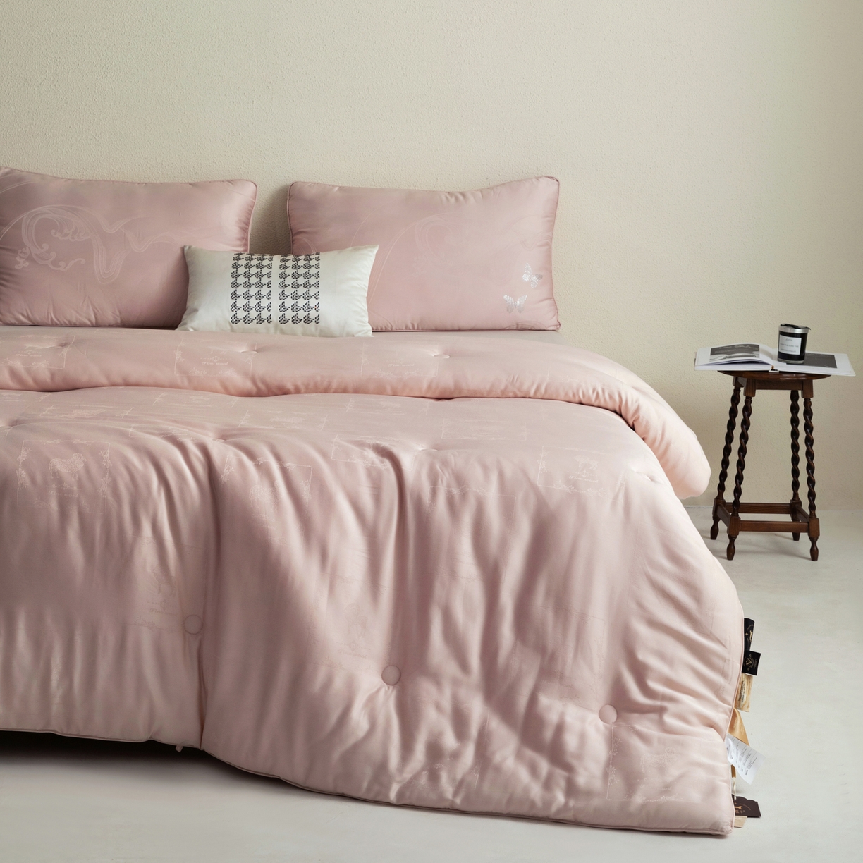 91家纺网 家纺一手货源 找家纺 桂雅居 2025新款金糯羊-凯斯米尔羊毛蚕丝提花被被子被芯 雾绒粉