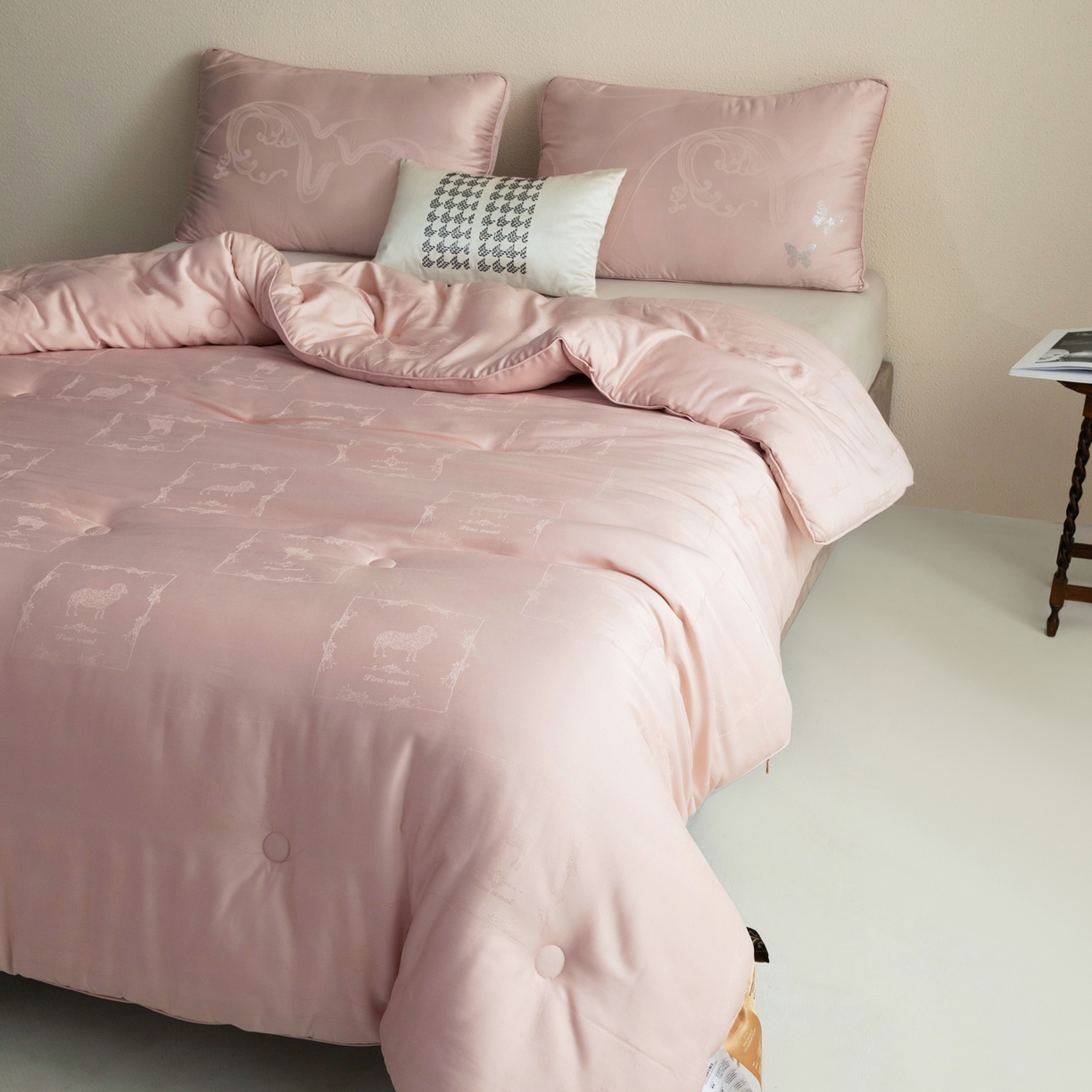 91家纺网 家纺一手货源 找家纺 桂雅居 2025新款金糯羊-凯斯米尔羊毛蚕丝提花被被子被芯 雾绒粉