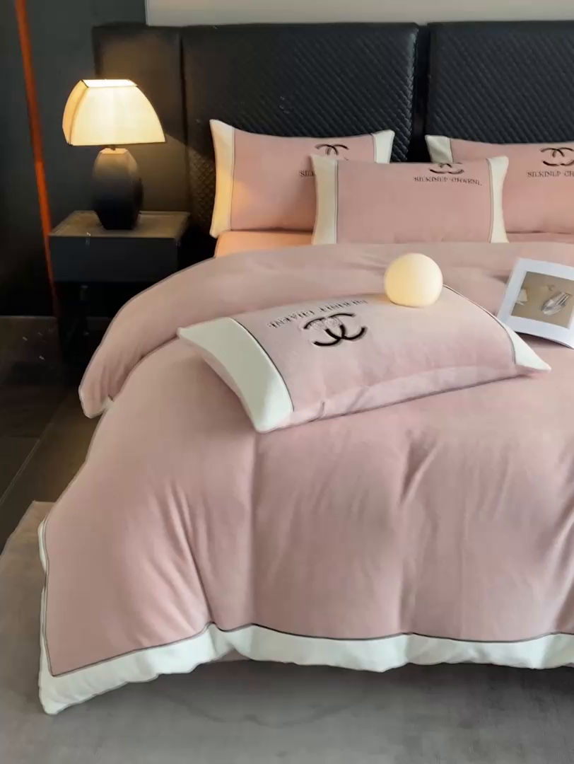 91家纺网 家纺一手货源 找家纺 绒世界 2025秋冬小香风香奈系列牛奶绒四件套 蜜桃粉